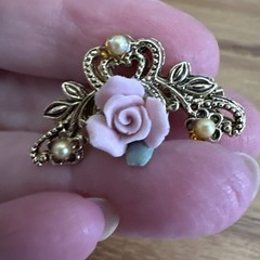 Vintage Gold-Tone Bisque Porcelain Rose Brooch Trendy Coquette Faux Pearls
