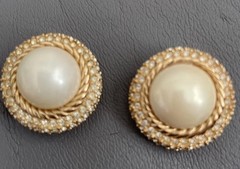 Vintage Christian Dior Large 2” Pearl Rhinestone Gold Tone/Faux Pearl Clip Sign
