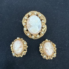 VTG Florenza Cameo Gold Tone Pearls Brooch Pendant And Clip On Earings