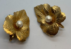 Vintage Earrings Sarah Coventry Stunning Antique Gold Tone Metal Leaves