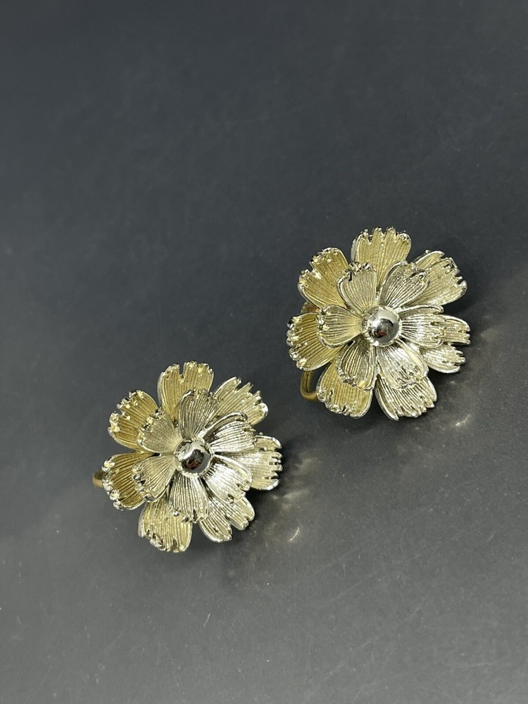 VTG Signed Lisner Very Light Textured Gold Tone Flower Screw Back 1” Earrings