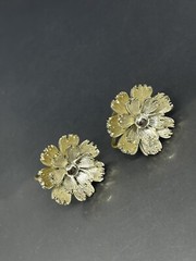 VTG Signed Lisner Very Light Textured Gold Tone Flower Screw Back 1” Earrings