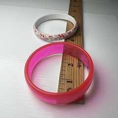 Lot Set Vintage Retro 70s 80s Neon Pink Acrylic Strawberry Resin Bangle Bracelet