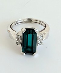 Beautiful Vtg Avon Park East Faux Green Emerald & Rhinestone Ring Sz 4-5.5