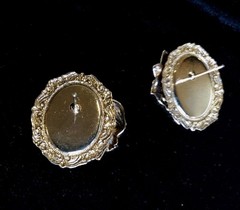 Vtg Goldtone Acrylic Cameos Facing Each Other 3D Frame Flower Faux Pearl Center
