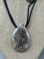 Vtg Teardrop-shaped silver tone Premier Designs Necklace and Earrings set te01