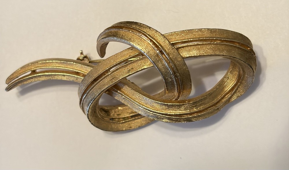 Vintage Signed Coro Gold Tone Love Knot Brooch Pin 1.75” X 1.5” All Occasions