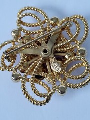 Vintage Weiss rhinestone brooch with 16 gorgeous rhinestones. 6.4 and 2 mm stone