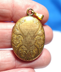 GOLD FILLED ANTIQUE OVAL LOCKET DENSE DESIGN 20 X 30 MM 6.4 GRAMS