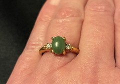 Vintage Avon Gold Tone Oval Green Jade Stone Ring. Beautiful For Any Occasion