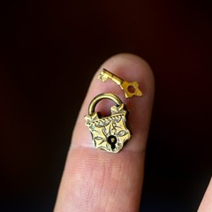 TINY ANTIQUE VICTORIAN ENGLISH 9K GOLD ORNATE PADLOCK CLASP PENDANT CHARM c1860