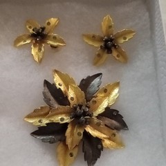 Lisner Signed Gold Tone Black Leaf Flower Brooch & Earrings Jewelry Set