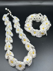 VINTAGE DAISY CLUSTERS SOFT PLASTIC CHOKER W/BRACELET HONG KONG 1960’S