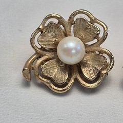 Vintage Lisner Yellow Gold Plated Pearl 4 Leaf Clover Clip On Earrings Signed