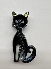 EXCELLENT VTG. 70’s IRIDESCENT BLACK ENAMEL SITTING CAT FIGURAL BROOCH PIN