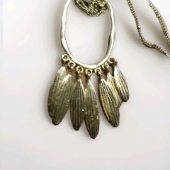 Vtg.Gold Tone Pendant Necklace With Cluster Of Leaves ,Golden Bd 30″+3 Ext.Chain