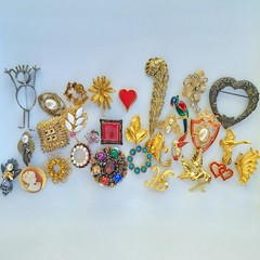30 Vintage Brooch/Pins Lot–Some Signed—Goldtone Rhinestone Animals Cameo Flowers