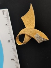 BSK – Retro Rhinestone Ribbon Brooch – Signed – United States – Circa 1950’s