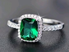 Silver plated Women’s Ring Size 8 With Emerald Green CZ And Clear CZs
