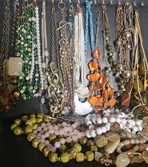 ​1lb Vintage to Modern Costume Jewelry Lot Estate Mix Wearable Pieces Mystery