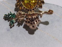 VTG GOLD-TONED ZINC OWL BROOCH WITH AMBER & TOPAZ CRYSTALS AND BLACK CRYSTAL EYE