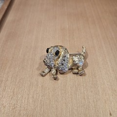 Vintage Rhinestone Dachshund Dog Brooch Gold Tone Crystal Puppy Pin Black Eyes