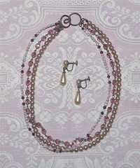 BEAUTIFUL VTG. LAVENDER AURORA BOREALIS & FAUX PEARL BEAD NECKLACE & EARRING SET