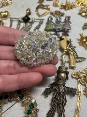 Vintage Brooch Pin Lot Gold Tone Silver Tone Mixed Materials 33 Pc Stones Ect