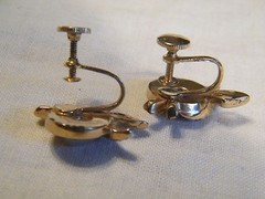 Beautiful Screw Back Earrings Gold Tone Rhinestones Sparkling Cabochon NICE