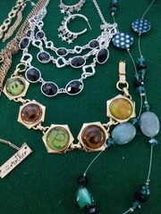 Vintage To Now Jewelry Lot 25+ Gold Tone Silver Tone Glass Acrylic Mixed Media