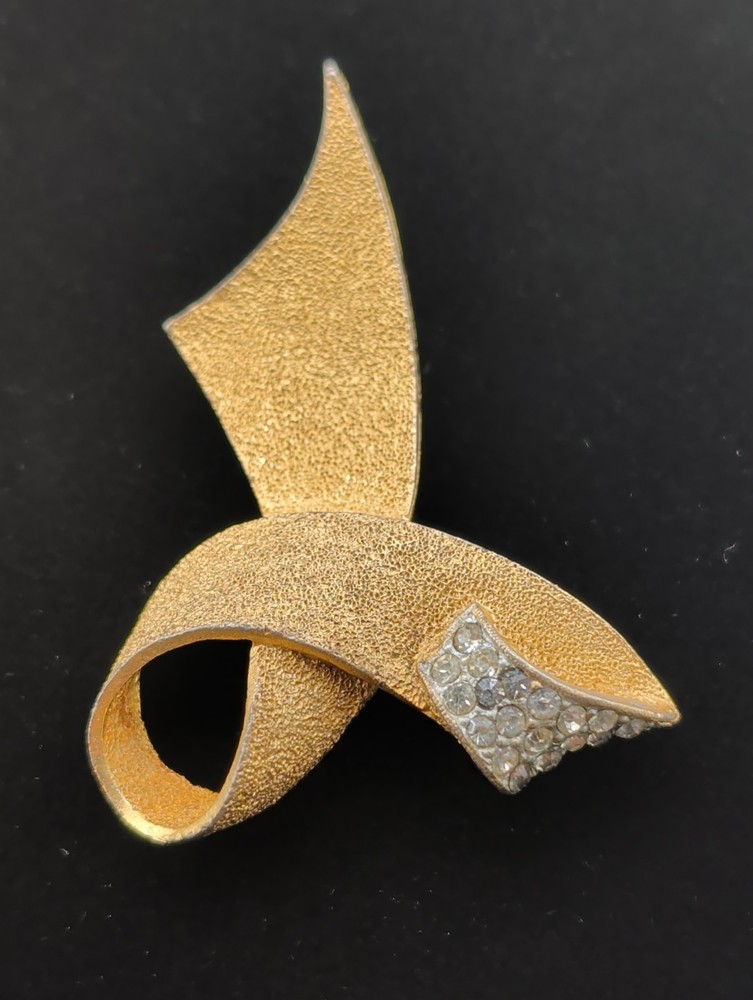 BSK – Retro Rhinestone Ribbon Brooch – Signed – United States – Circa 1950’s