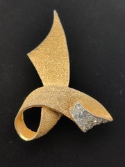 BSK – Retro Rhinestone Ribbon Brooch – Signed – United States – Circa 1950’s