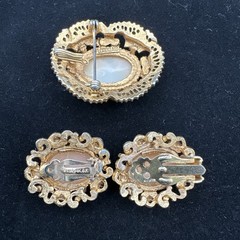 VTG Florenza Cameo Gold Tone Pearls Brooch Pendant And Clip On Earings