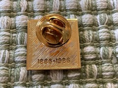 VINTAGE 1986 100th ANNIVERSARY 1886-1986 GOLDTONE LAPEL PIN BROOCH