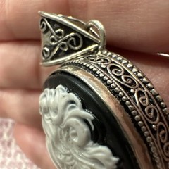 VTG Resin Sterling Left Facing Black & White Cameo Pendant Costume Jewelry