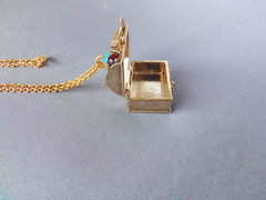 Vintage 1974 AVON ‘Queens Ransom’ Pill Box Charm Necklace IOB Treasure Chest