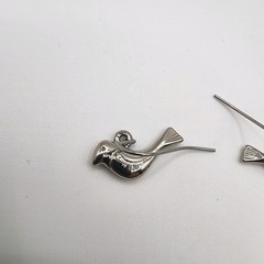 Women’s Silver Toned TRIFARI Earrings Dangle Bird Dove Sparrow Pigeon Vintage