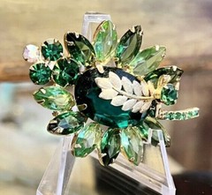 D&E Juliana Book Piece Green Rhinestone Open Back Brooch Wire Over Gold Fern