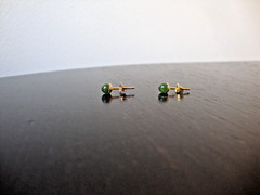 VTG CLASSIC CHINESE 4MM GREEN JADE BEAD/BALL YELLOW GOLD PLATED POST EARRINGS