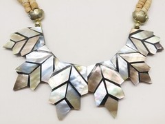 Vintage Mother of Pearl Inlay Leaf Necklace Hand Crafted Heishi Beads D2518