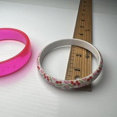 Lot Set Vintage Retro 70s 80s Neon Pink Acrylic Strawberry Resin Bangle Bracelet