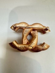CHANEL Pink Ombre Crystal CC Brooch Gold Tone Made in Italy