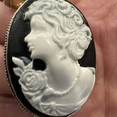 VTG Resin Sterling Left Facing Black & White Cameo Pendant Costume Jewelry