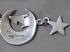 VINTAGE STERLING SILVER MEXICAN WOLF HOWLING AT THE MOON PENDANT 1″ BY 2″