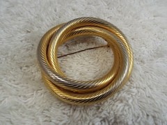 Goldtone Etched Rings Wreath Circle Pin (C23)