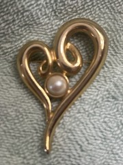 vintage gold tone Heart Shaped brooch With Pearl Inlay 3.5” 1980-1989