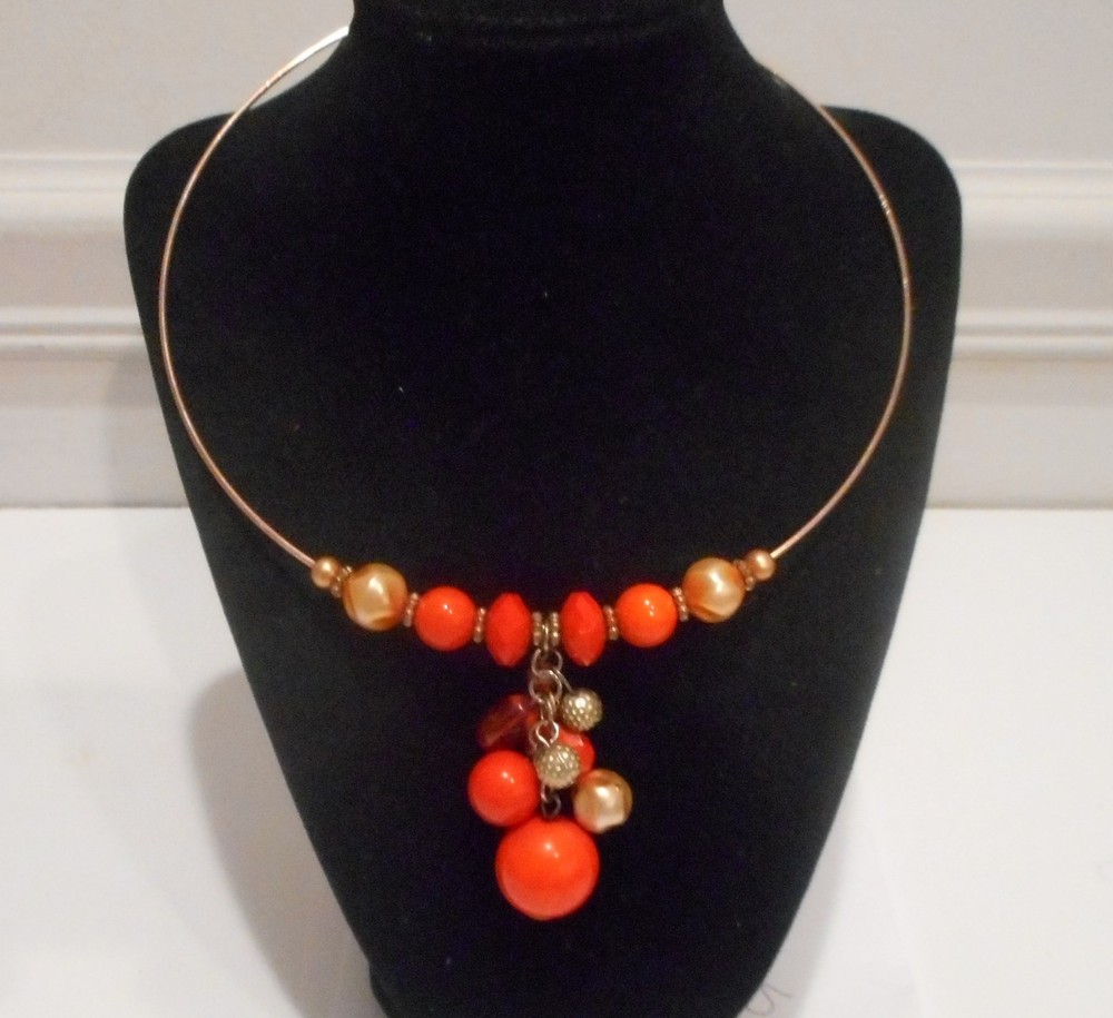Vtg Coral Lucite,Faux Baroque Pearls & Gold Tone Beads,Neck Wire Choker Necklace
