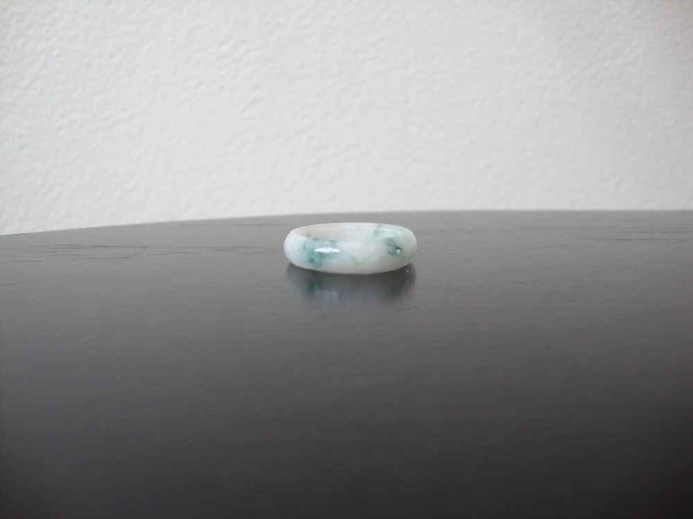 VINTAGE 1970s HONG KONG HANDMADE MOTTLE LIGHT GREEN JADE 2MM X 6MM BAND SZ 11.25