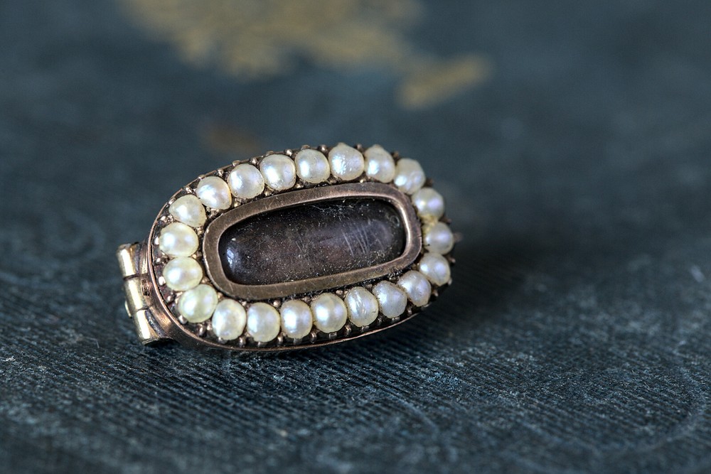 TINY ANTIQUE GEORGIAN ENGLISH 9K GOLD LOCKET PEARL MOURNING BROOCH PIN c1815