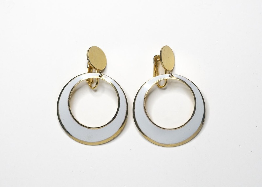 Vintage Gold Tone & White Hammered Round Dangle Hoop Clip-on Lobe Earrings